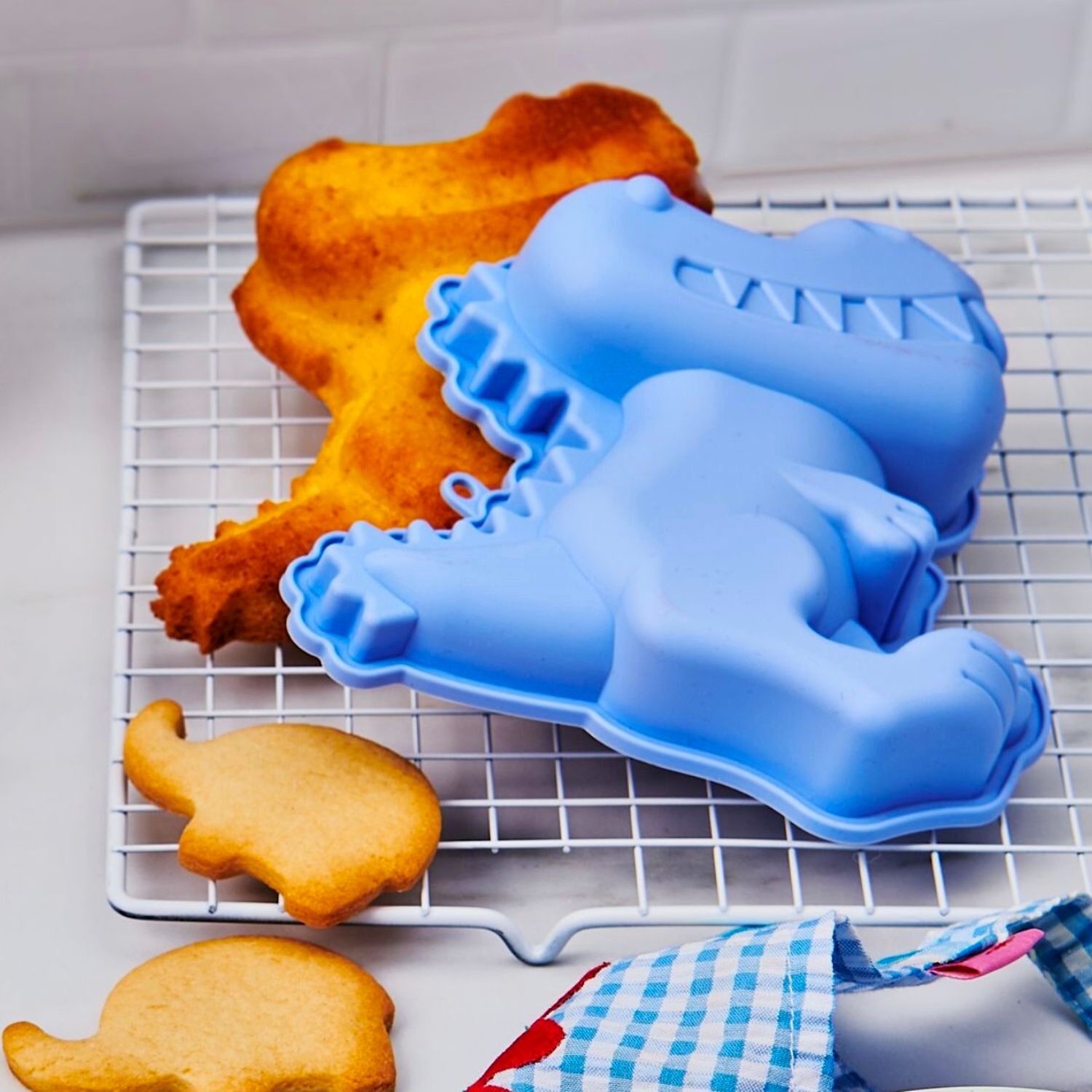 Kit De Reposteria Molde De Silicona Y Utensilios Wilton - Dinosaurio 2 Kit De Reposteria Molde De Silicona Y Utensilios Wilton - Dinosaurio - Imagen 2