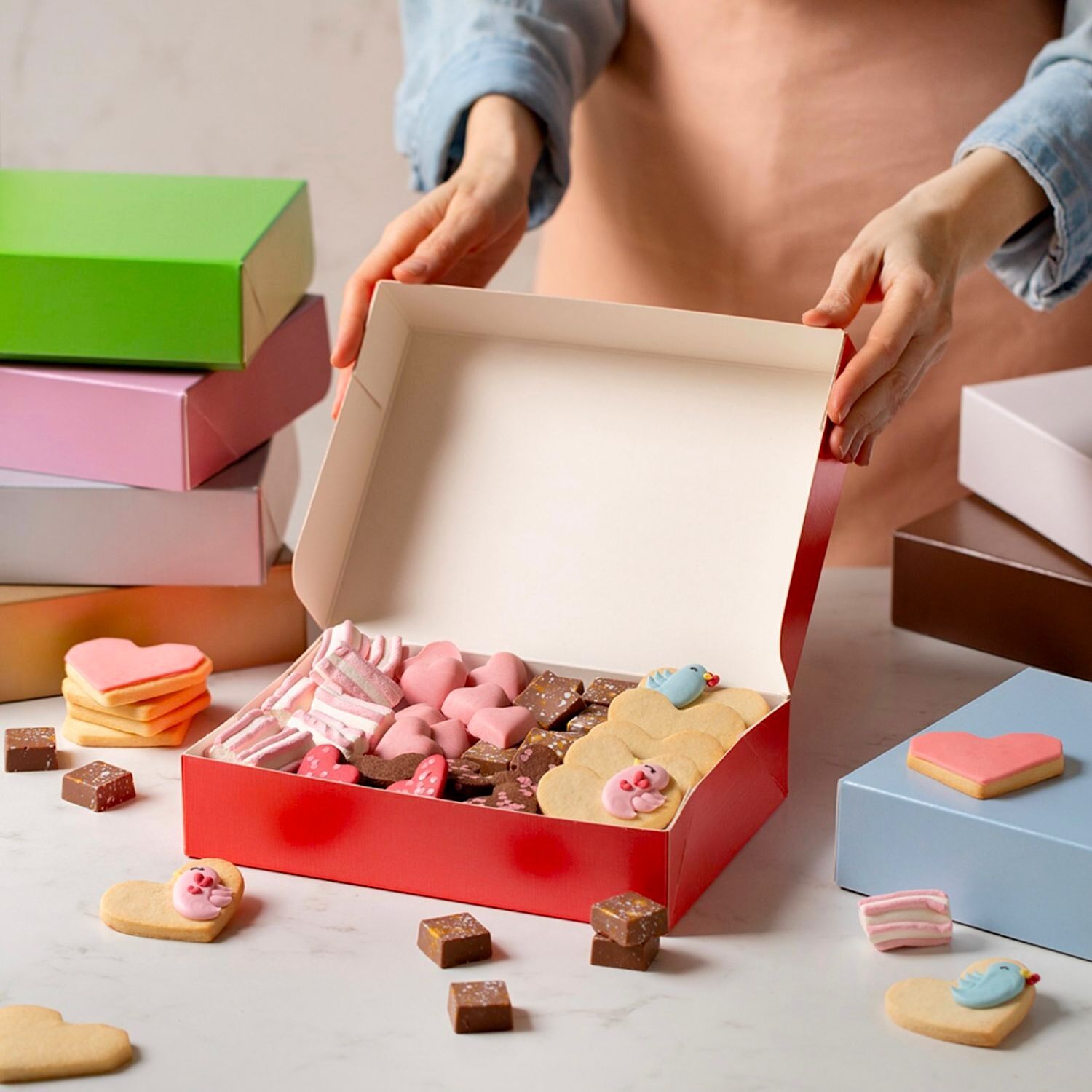Caja Para Dulces Plateada Decora (23,5 X 16 X 5 Cm) 3 Caja Para Dulces Plateada Decora (23,5 X 16 X 5 Cm) - Imagen 3