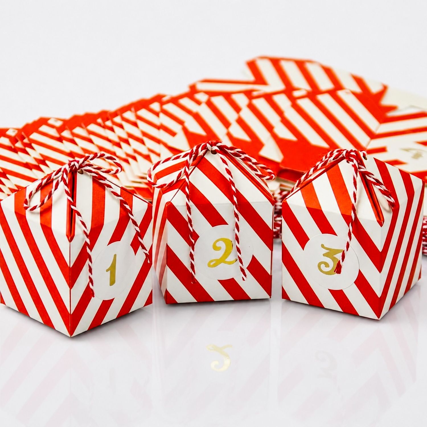 Caja Para Dulces Rayas Rojas Y Blancas Con Cinta - Mopec 2 Caja Para Dulces Rayas Rojas Y Blancas Con Cinta - Mopec - Imagen 2